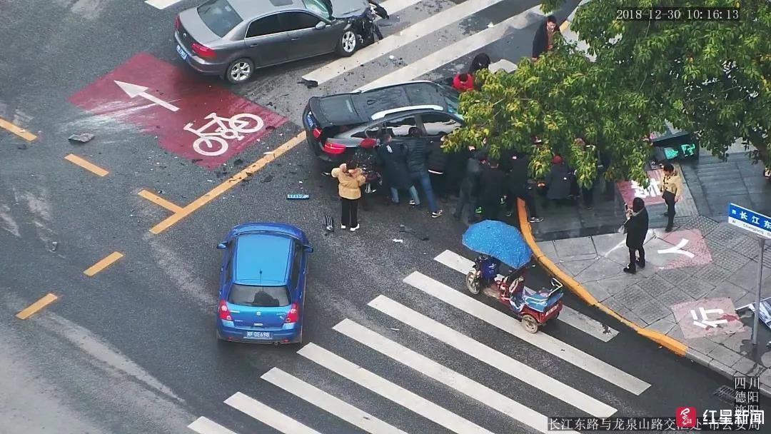 小米SU7側(cè)翻起火，路人合力抬車救人