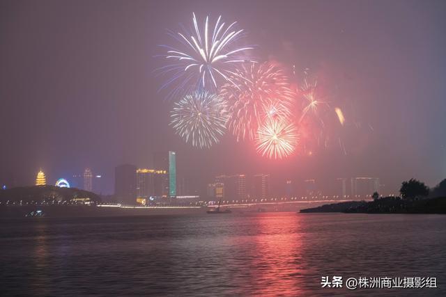 跨年夜后湖南株洲河邊遍地?zé)熁ɡ鄻踊呗詧?zhí)行_XT65.70.33