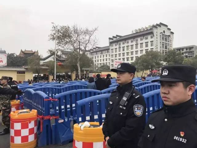 民警犧牲 2歲兒子在墓前喊爸起來